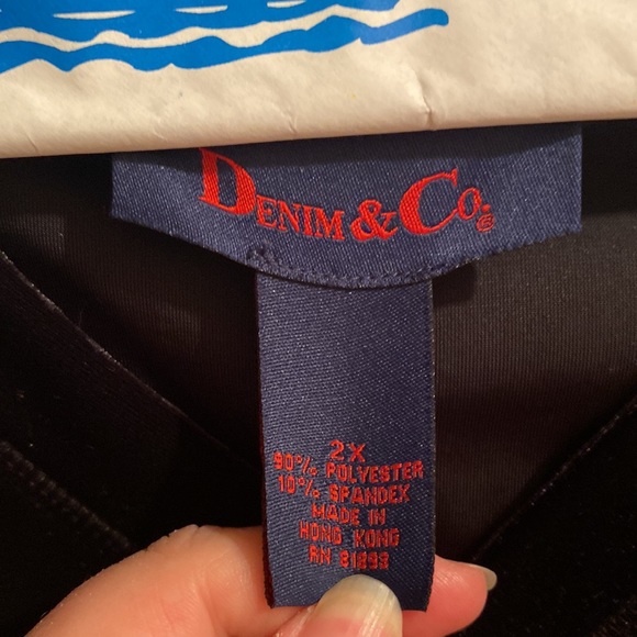 Black follower V-neck top by denim and Company - Picture 2 of 3